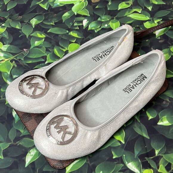 Michael Kors silver metallic flats with front round MK emblem - Picture 2 of 7